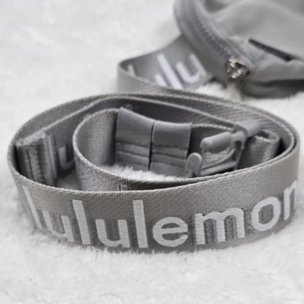 Lululemon Everyday Belt Crossbody Fanny Bag Silver Drop And White Logo 1L - Picture 12 of 12